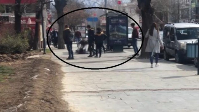 Erzincan’da genç kızların yoldaki kavgası kameraya yansıdı