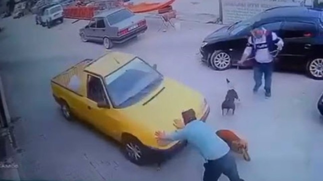 İzmir’de el freni çekilmeyen kamyonet bir kişiyi eziyordu