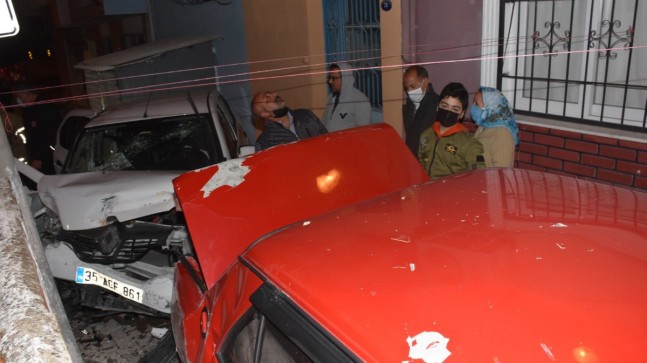 İzmir’de park halindeki araca çarpan otomobilin sürücüsü kaçtı
