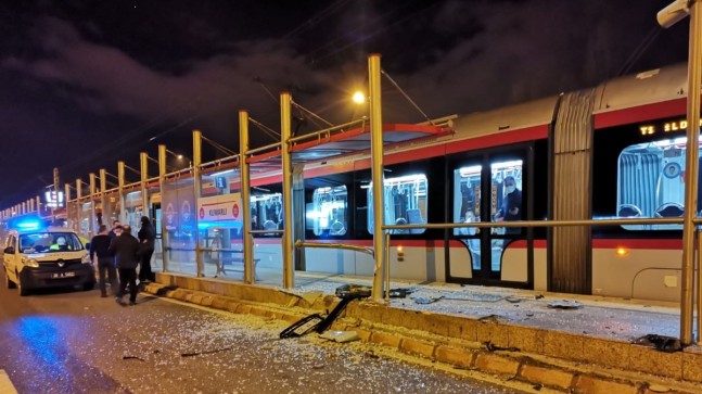Kayseri’de iki aracın çarpışması sonucu tramvay durağı zarar gördü