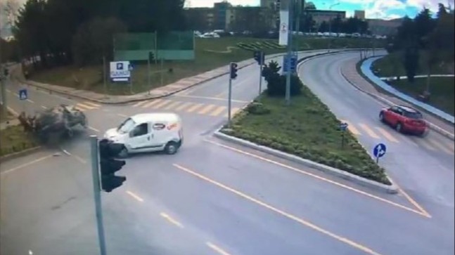 Samsun’da kazada savrulan otomobilin kadınlara çarptığı anlar