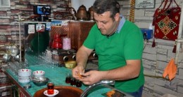 Malatya’daki çay ocağında çayın yanında şeker yerine kayısı ikram ediliyor