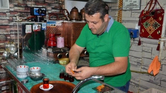 Malatya’daki çay ocağında çayın yanında şeker yerine kayısı ikram ediliyor