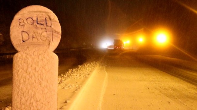 Bolu Dağı’nda kar yağışı etkisini artırdı! Ulaşımda aksamalara neden oluyor
