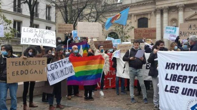 Fransa’da PKK yandaşları ve LGBT’lilerden Boğaziçi’ne destek eylemi