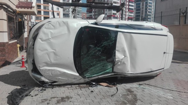 Ankara’da pedalları karıştıran sürücü kaza yaptı