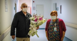 Antalya’da koronavirüsü atlatan hastadan sağlık çalışanlarına ziyaret