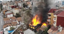 Beyoğlu’nda 3 katlı ahşap binada yangın çıktı