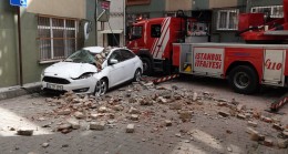 Beyoğlu’nda binanın çatı duvarı, aracın üzerine düştü