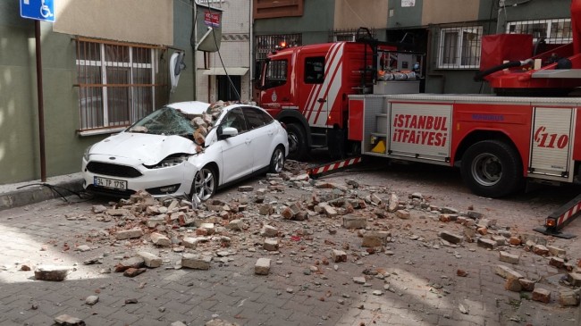 Beyoğlu’nda binanın çatı duvarı, aracın üzerine düştü