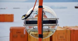 Bilim insanları, su altı teleskobunu Baykal Gölü’ne batırdı
