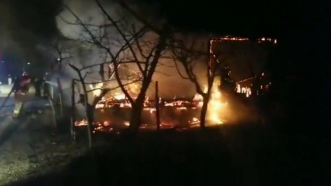 Bursa’da yanan bağ evi, yanarak küle döndü
