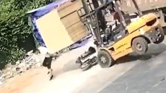 Çin’de motosiklet sürücüsü, tahtaların altında kalmaktan son anda kurtuldu