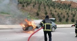 Gebze’de arızalanan otomobil alev alev yandı