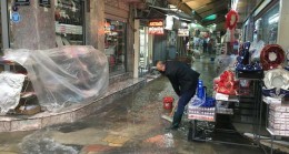 İzmir’de esnaf yine su baskınlarına teslim