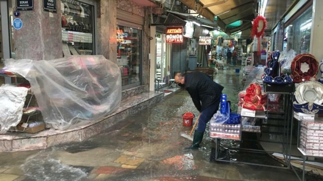 İzmir’de esnaf yine su baskınlarına teslim