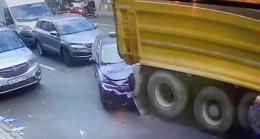Kağıthane’de arızalanan hafriyat kamyonu araçlara çarptı