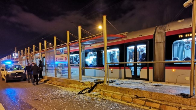 Kayseri’de iki aracın çarpışması sonucu tramvay durağı zarar gördü
