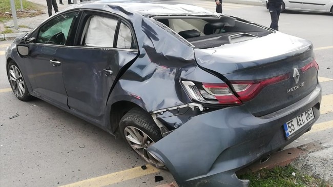 Samsun’da hafif ticari araç ile otomobil çarpıştı
