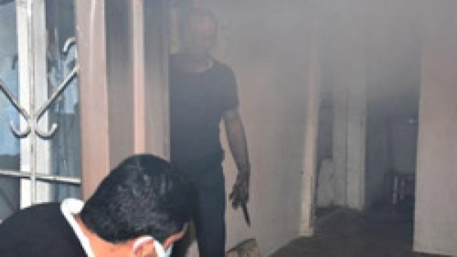 Sivas’ta evini ateşe veren kişi, müdahaleye gelen itfaiyeyi bıçakla karşıladı