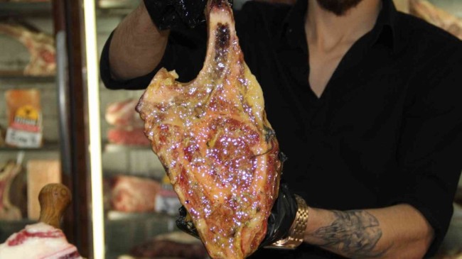 İzmir’de kasapta satılan bin 200 dolarlık et fiyatıyla dikkat çekiyor