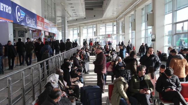 Sivas’ta otobüs terminallerinde yoğunluk oluştu