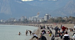 Antalya’da hava sıcaklığı artınca vatandaşlar denize girmeye başladı