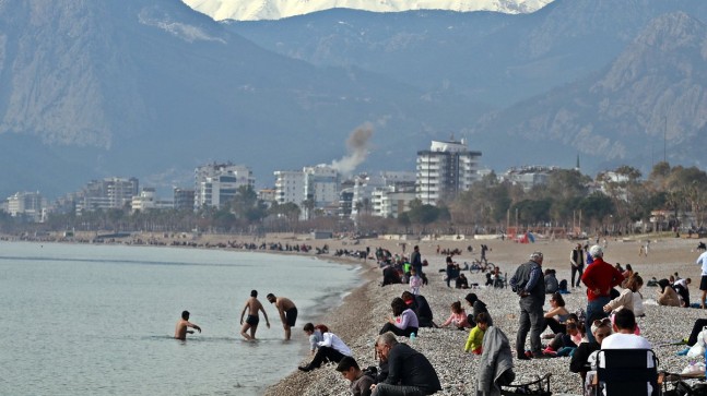 Antalya’da hava sıcaklığı artınca vatandaşlar denize girmeye başladı