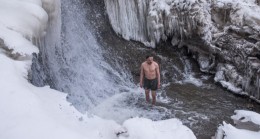 Kars’taki öğretmen Susuz Şelalesi’nde buzlu suya girdi