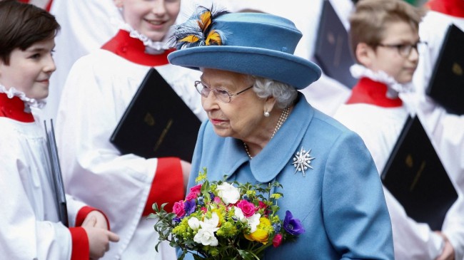 İngiltere Kraliçesi Elizabeth’in tekerlekli sandalye kullandığı iddia edildi