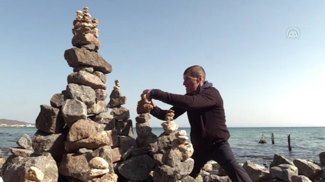 Ukraynalı sanatçı, taşlardan devlet arması yapıyor