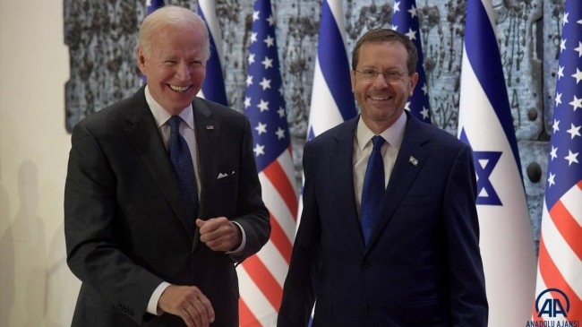 İsrail Cumhurbaşkanı Herzog’la tokalaşan Joe Biden, boşluğu da es geçmedi